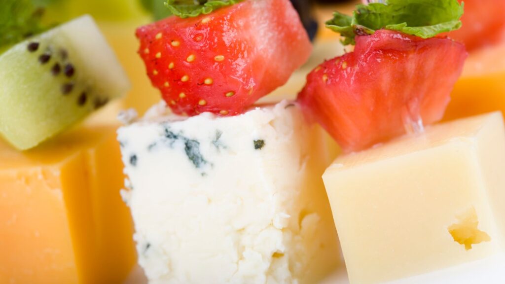 Spiedini di gorgonzola e frutta